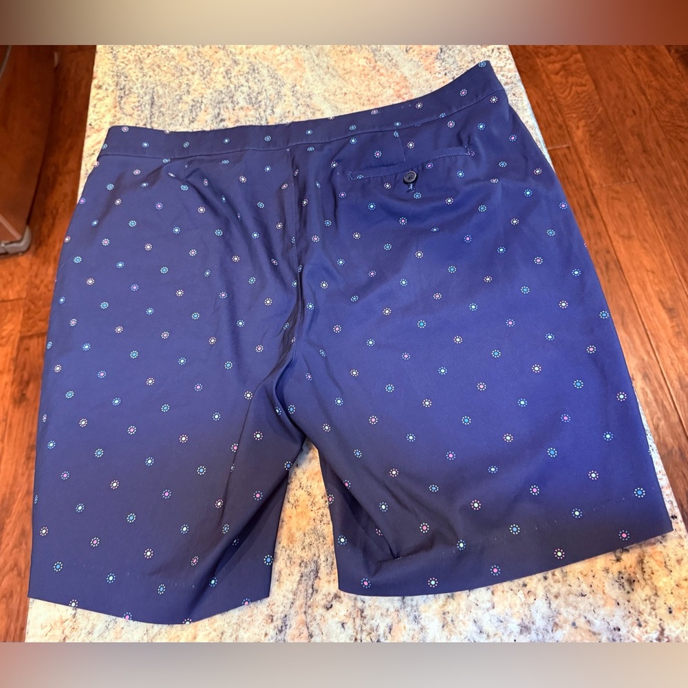 Greg Norman Women’s Golf Shorts Size 14 Navy Print Performance Stretch. EUC